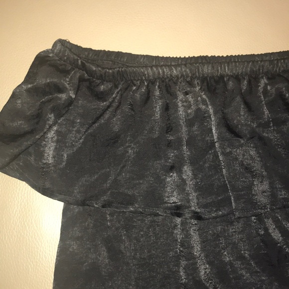 Urban Outfitters Off the Shoulder Top - Picture 2 of 3